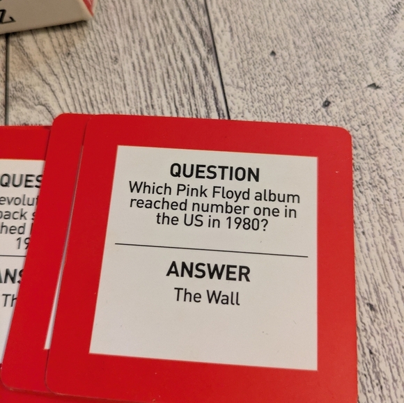 I Love 80s Quiz Game - Red and White - Picture 4 of 6